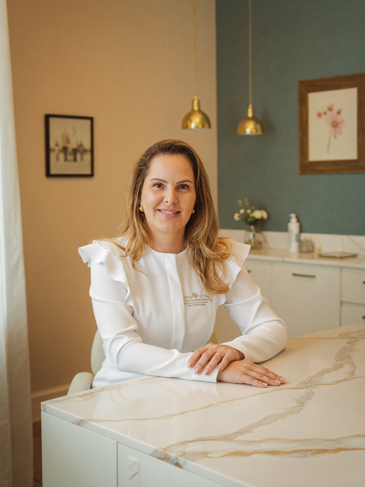 Dra. Grazielli Hercos em seu consultório